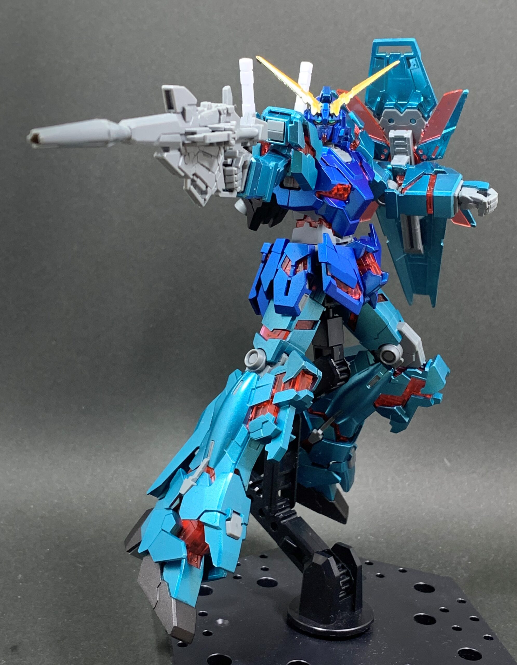 ユニコーンガンダムをメタリックブルーと青竹色で塗装！色合いも徹底